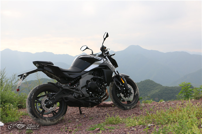 评测热门国产中量级街车春风400NK