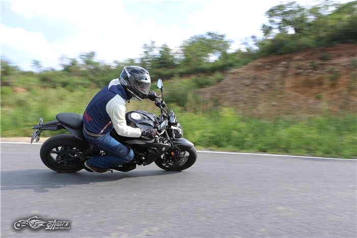 评测热门国产中量级街车春风400NK