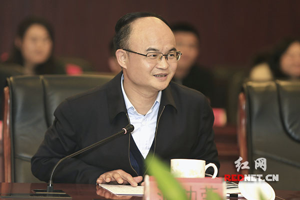 最高检检委会专职委员陈连福参加座谈并听取代表意见,建议.