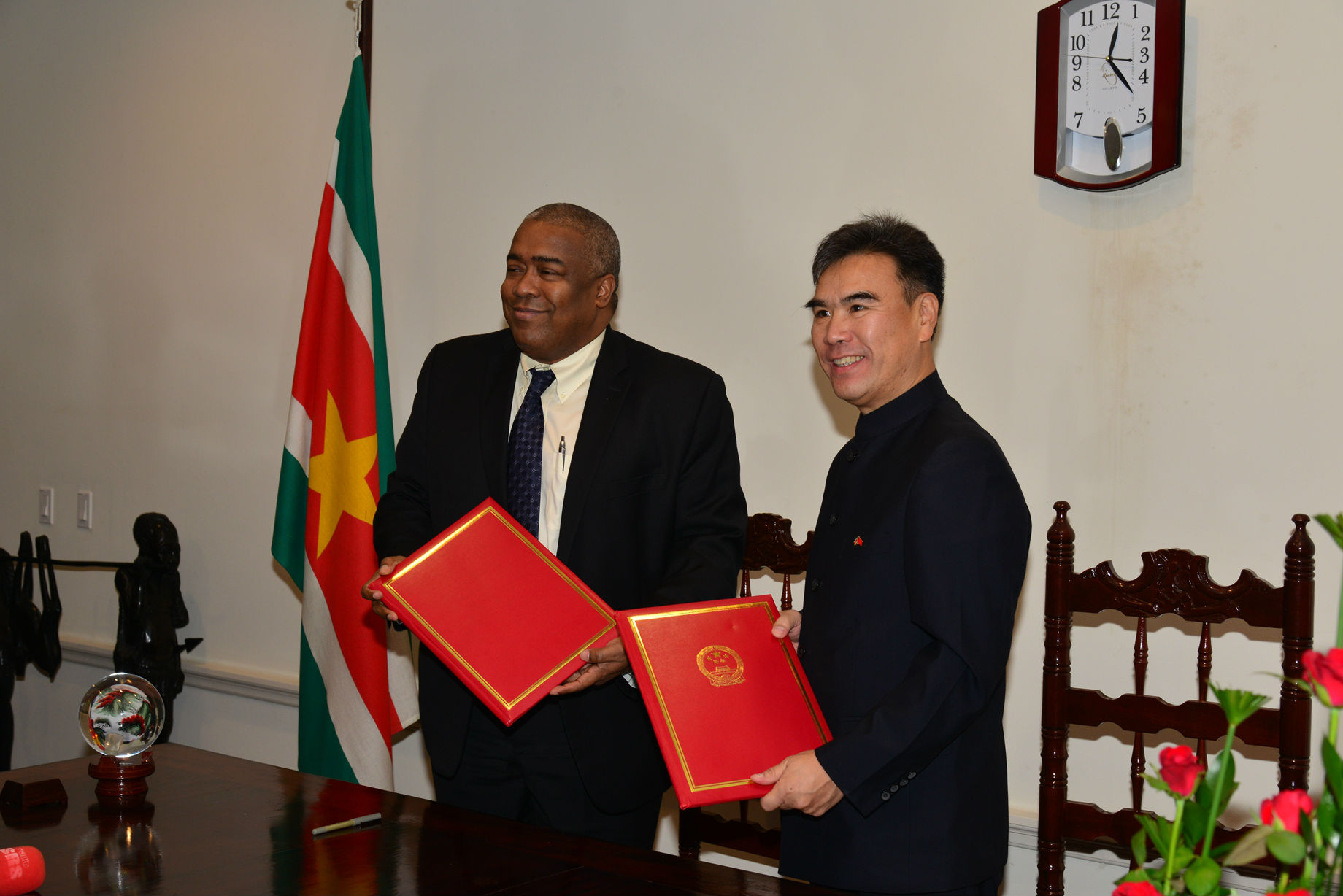 中国政府与苏里南政府签署优惠贷款框架协议和经济技术合作协定