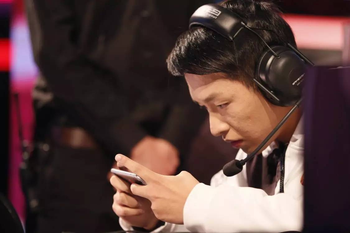 在被击杀前做出迅速卖掉复活甲，节省CD精彩操作的选手无痕