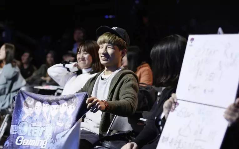 现场举着应援物的粉丝们