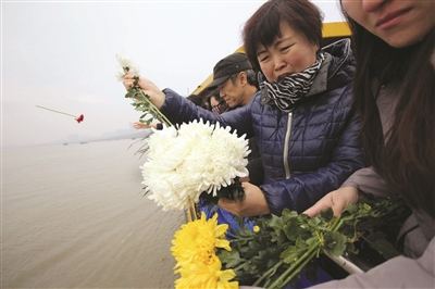 南京有193位逝者骨灰昨撒长江