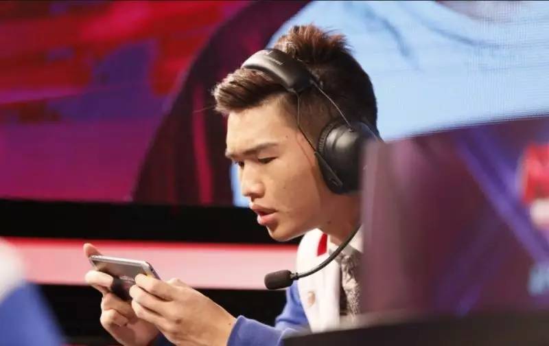 选手瞬间表现出的情绪也牵动着台下观众的心