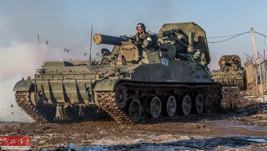 图为正在向发射阵地开进的2s4自行迫击炮,可见炮