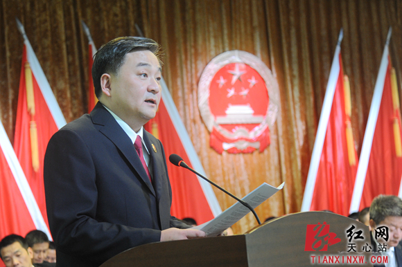 谭剑辉代表区人民法院向大会作工作报告.于献向大会作工作报告.