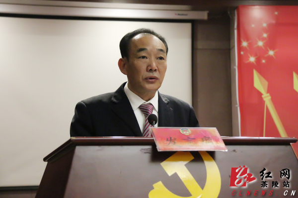 王友文同志主持会议姜衡湘同志向大会作工作报告全体起立会议现场