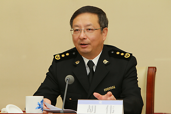 图为:胡伟出席学习贯彻党的十八届六中全会精神专题培训班开班会议并