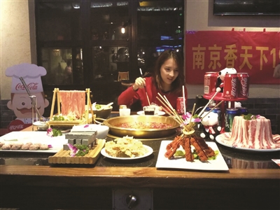 女主播吃火锅酥肉是开场白