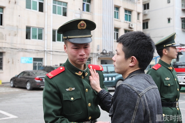 老兵回家黔江消防部队8名退伍老兵泪别第二故乡