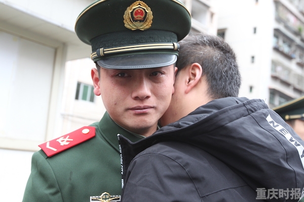 老兵回家黔江消防部队8名退伍老兵泪别第二故乡