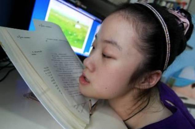 安徽阜阳90后"下巴女孩"王雅静,先天性小儿脑瘫,脖颈以下严重瘫痪.