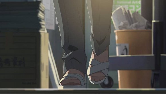 我们可以继续看看《言叶之庭》对脚的迷恋.孝雄逃课来到庭园.