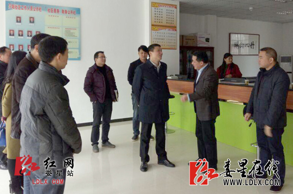 邓伟谋到娄星区社区督查软弱涣散党组织整顿工作