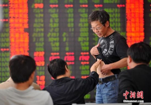 资料图：国内某券商散户大厅的股民们。