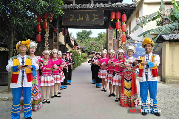 网媒记者遍访广西巴马 看风景名胜体验长寿文化(图)