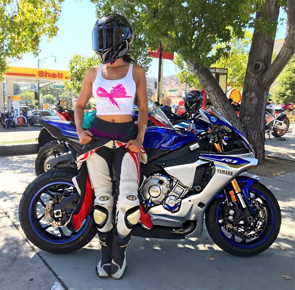 36D大胸妹骑雅马哈R1代步