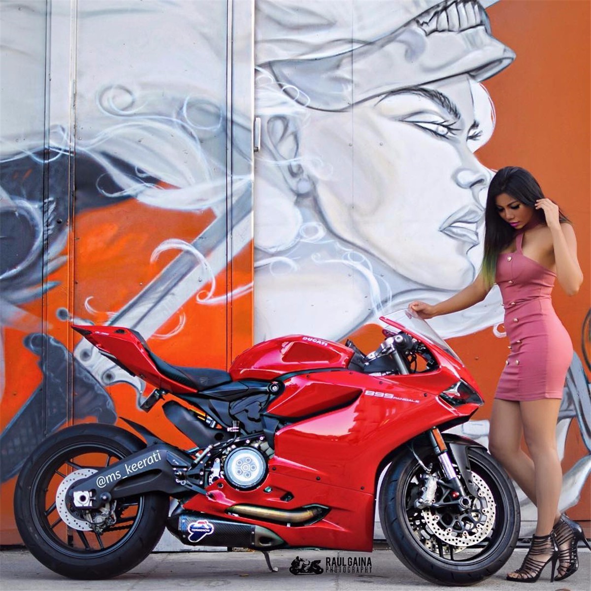 36D大胸妹骑雅马哈R1代步