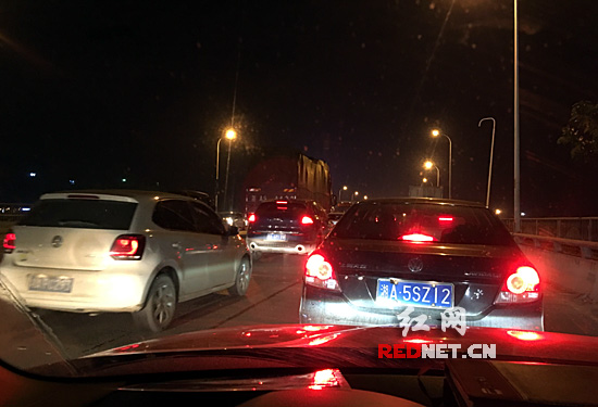 长沙猴子石大桥发生5车追尾事故现场拥堵请绕道