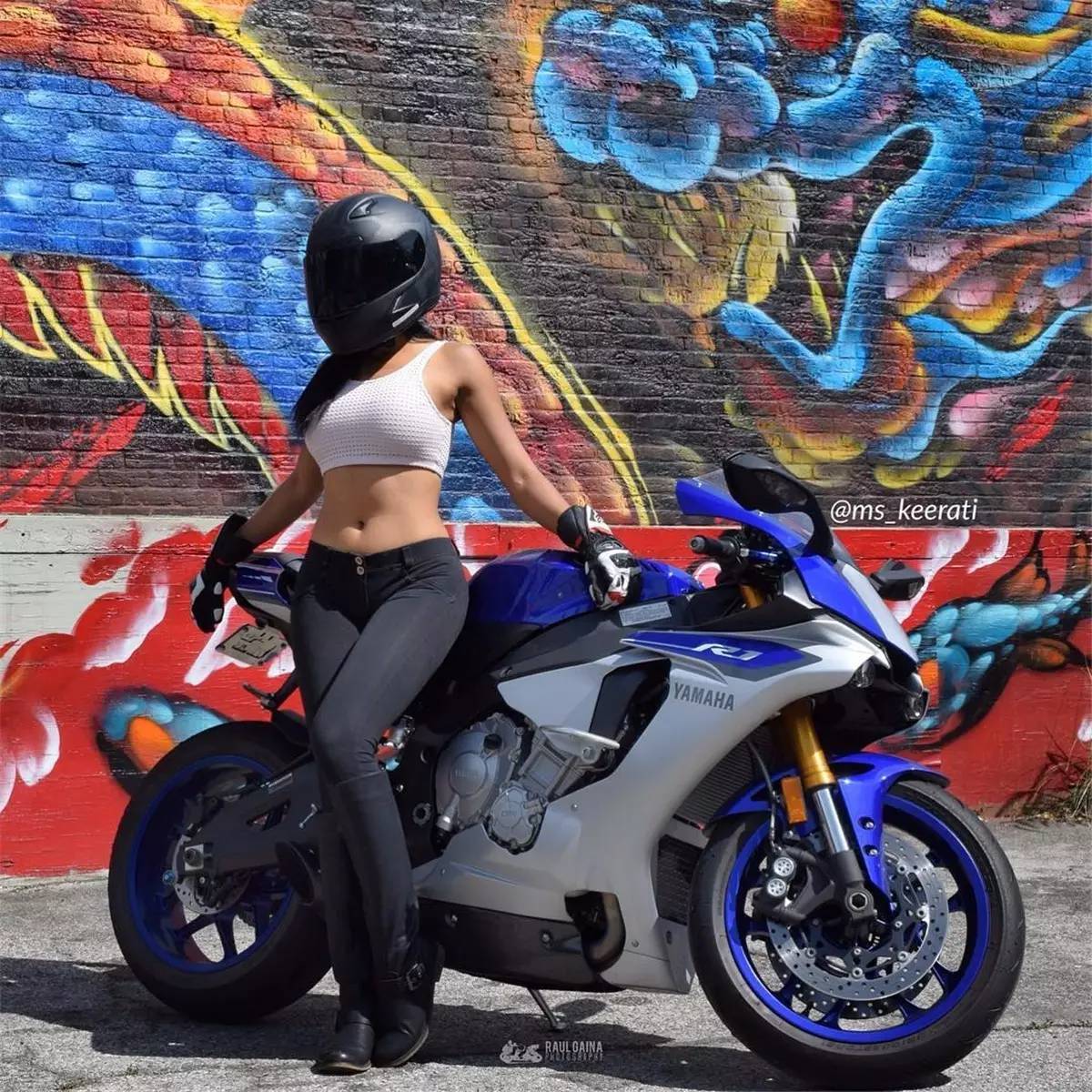 36D大胸妹骑雅马哈R1代步