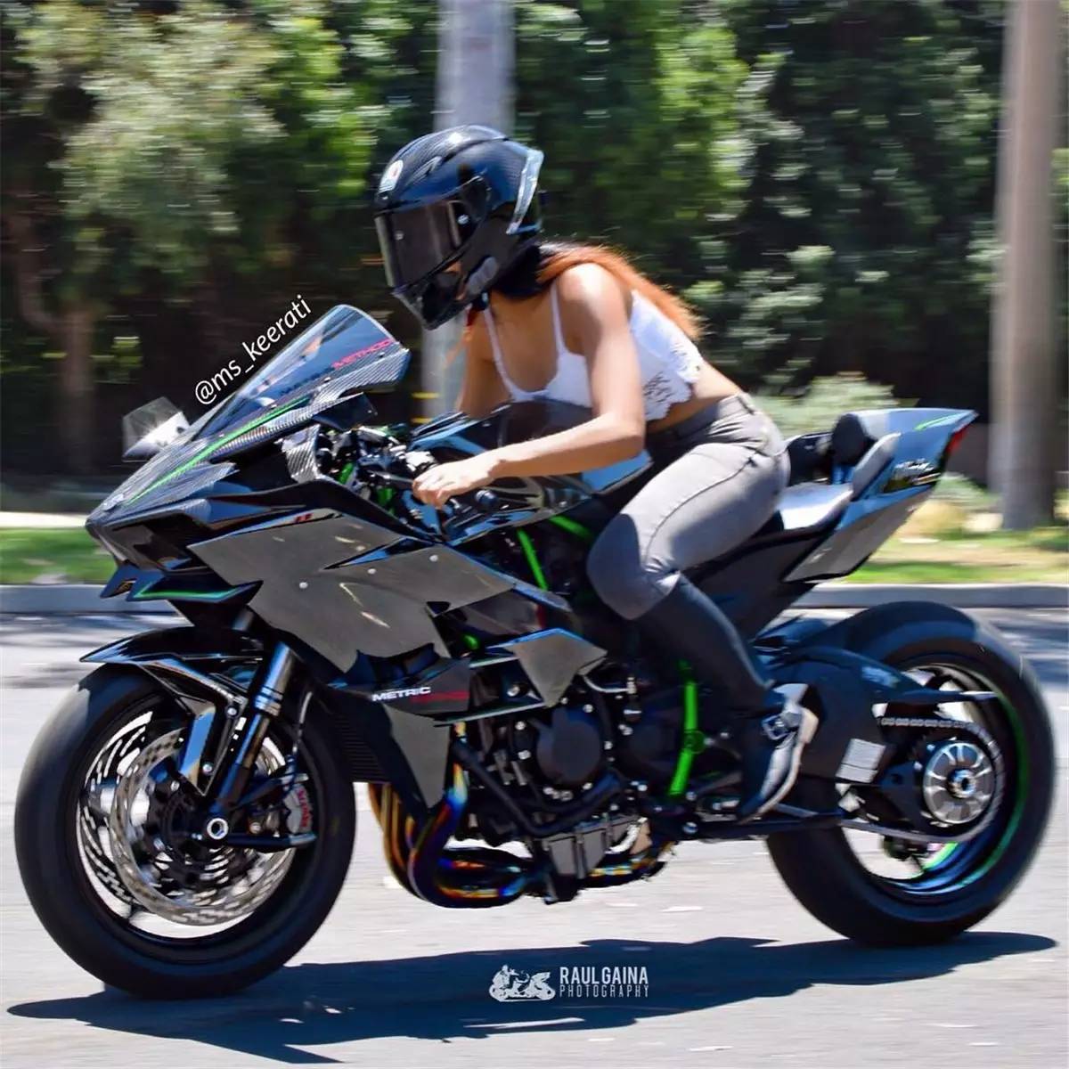 36D大胸妹骑雅马哈R1代步