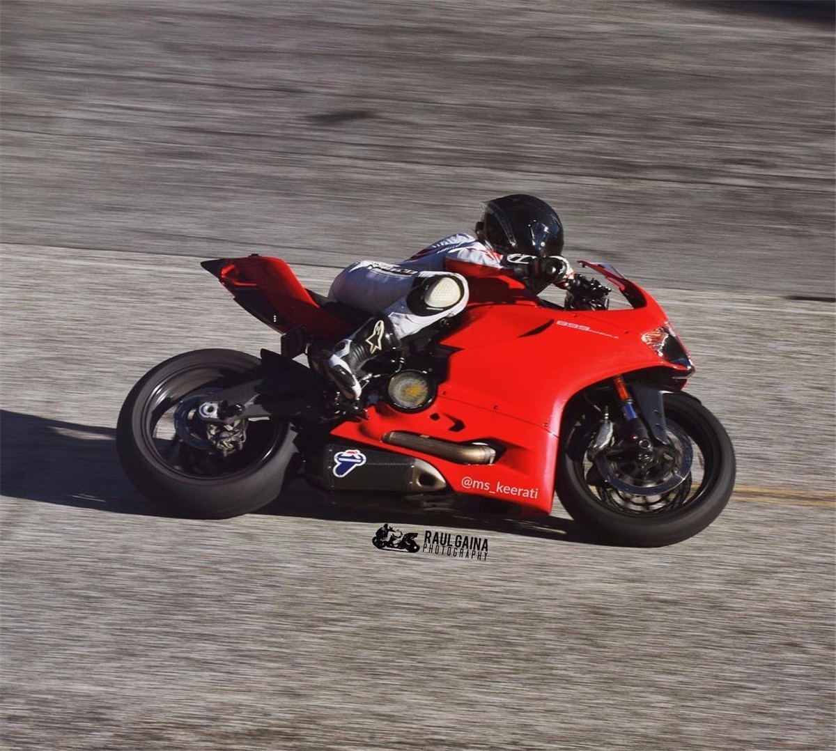 36D大胸妹骑雅马哈R1代步