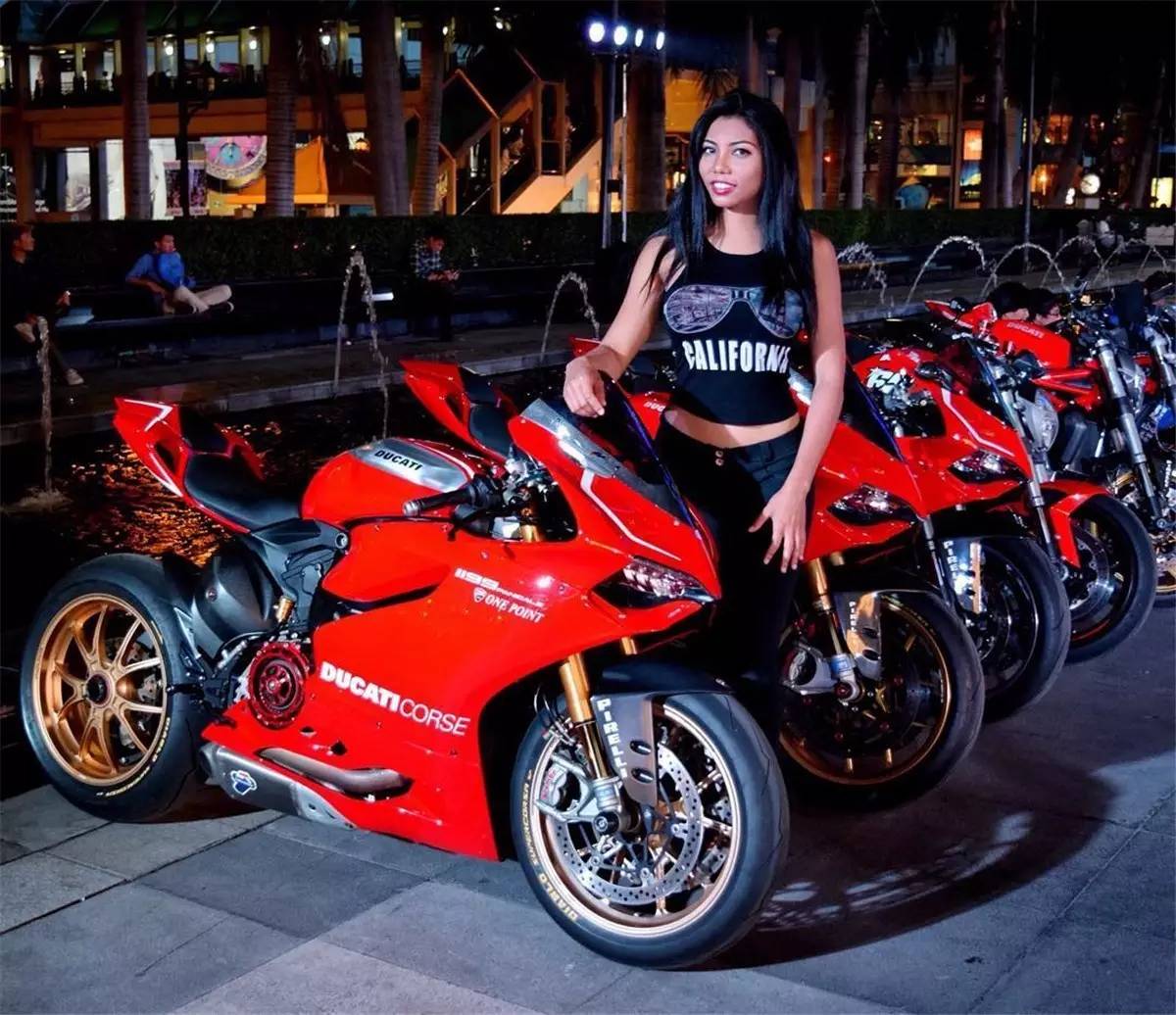 36D大胸妹骑雅马哈R1代步