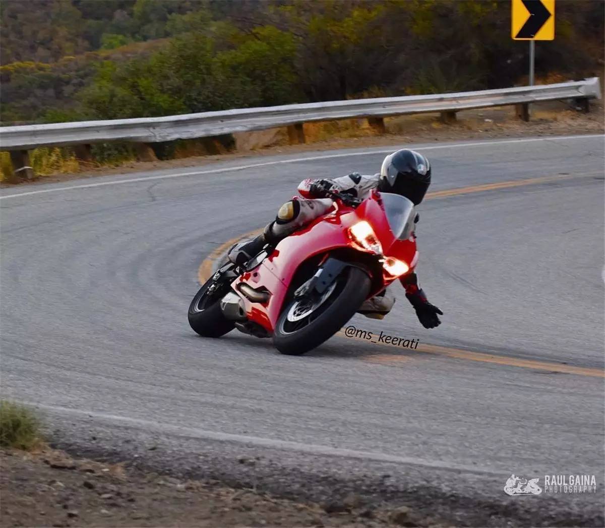 36D大胸妹骑雅马哈R1代步