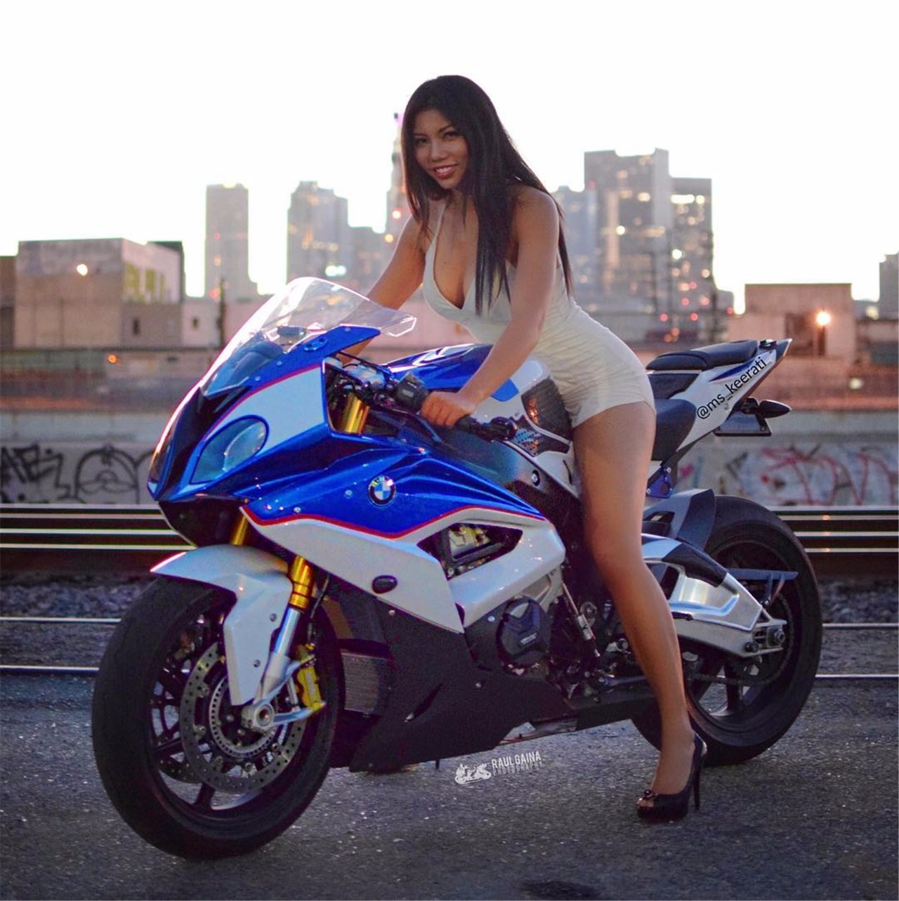 36D大胸妹骑雅马哈R1代步