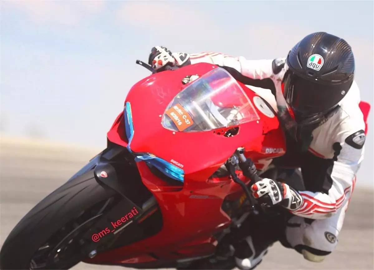 36D大胸妹骑雅马哈R1代步