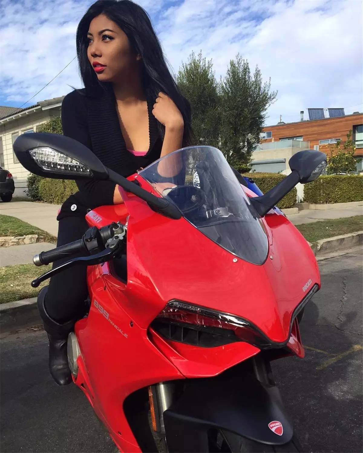 36D大胸妹骑雅马哈R1代步