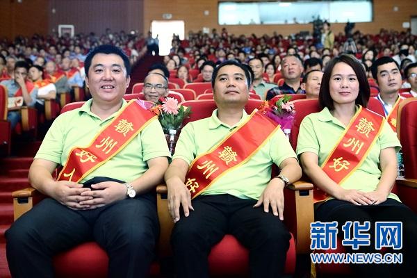 江西龙南:3个年轻人点燃"小城大爱"每19人就有1个志愿者