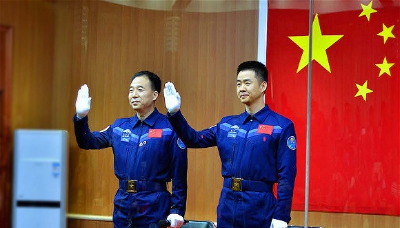 景海鹏陈冬结束医学隔离 首次公开亮相聊"太空生活"