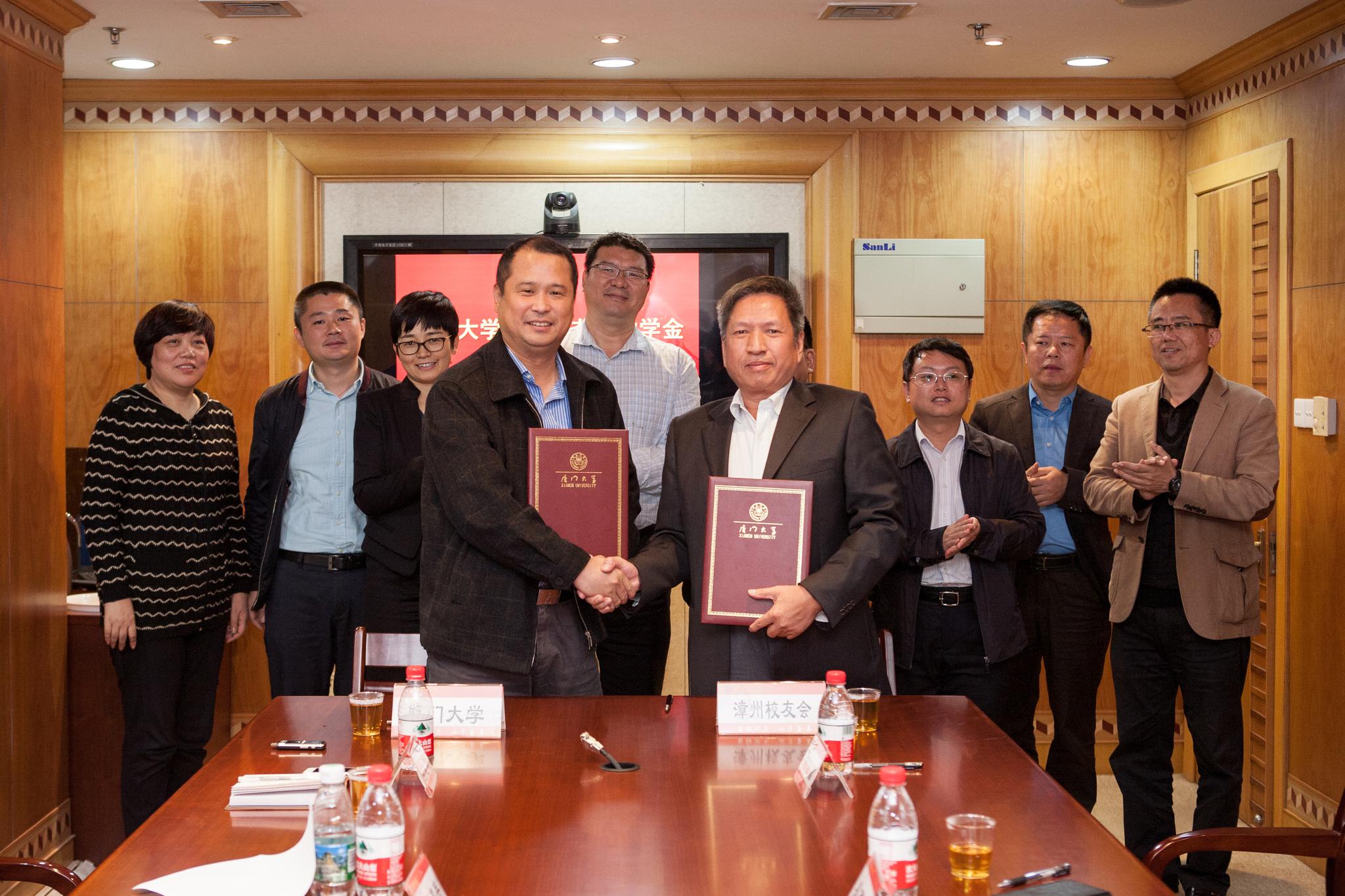 厦门大学漳州校友会会长庄文海,漳州校友会常务副会长兼秘书长吴两同