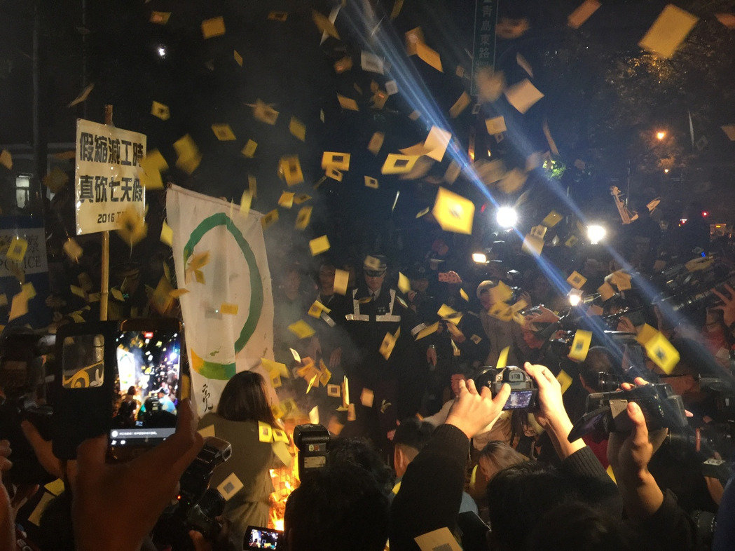 劳工团体抗议蔡英文当局为拼经济强砍劳工7天价,漫天扬撒纸钱并愤怒