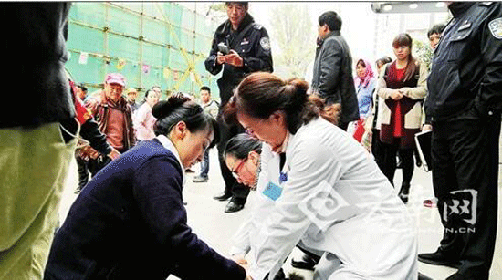 肺癌患者医院门口昏倒 护士跪地口吸血痰抢救