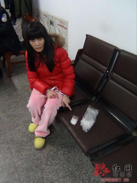 桃源女毒贩交易被抓现行 带毒品驾车冲撞民警