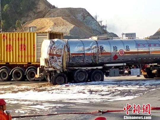 危化品运输车与货柜车相撞 无人员伤亡(图)