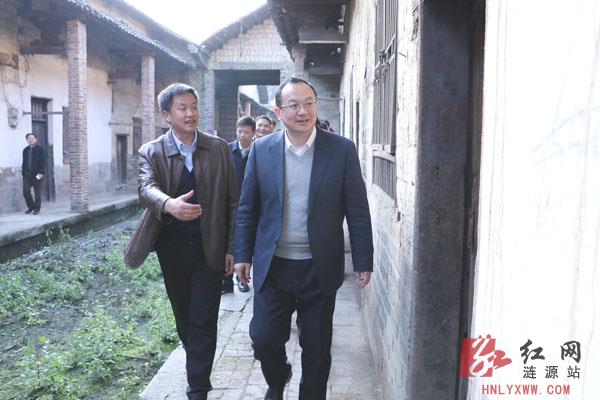 娄底市委副书记,市长杨懿文(右)在涟源杨市镇察看古民居,调研特色小