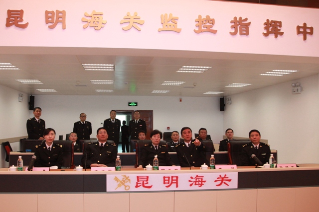 胡玉敏在昆明海关调研图