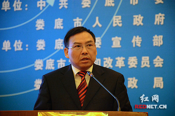 娄底市委常委,市委宣传部部长吴建平主持发布会.