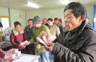 乌鲁木齐市北京路北延一工地发放拖欠近600名农民工的工资750万元