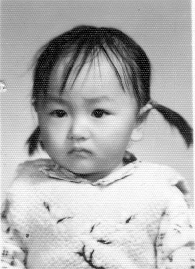 这张童年照曝光之后很多网友和粉丝才知道王丽坤原来还有一位亲姐姐