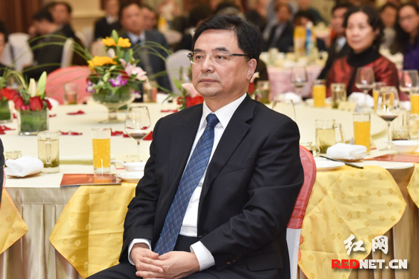 湖南省委副书记乌兰在联谊会上致辞.
