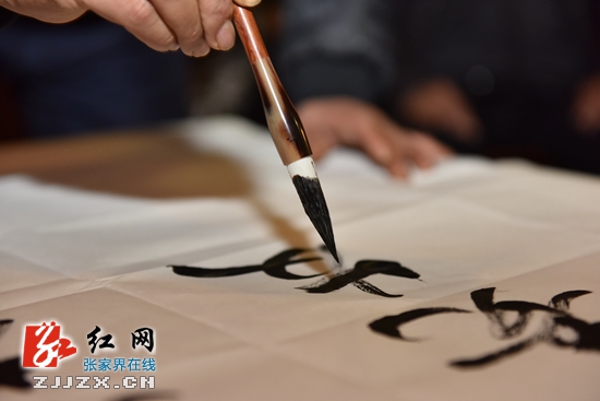 书法家现场创作出书法精品.