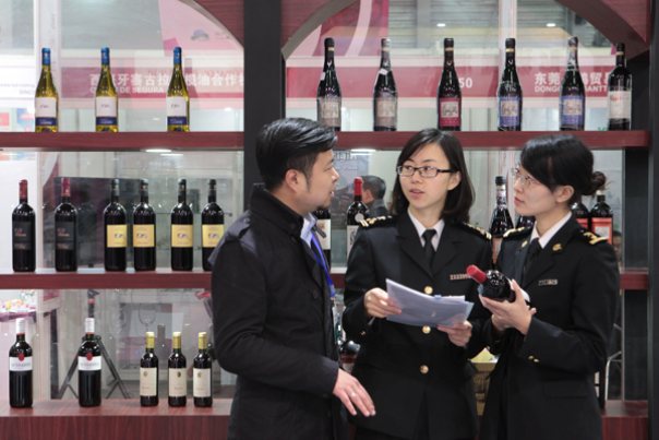 图为:上海海关关员为展商提供海关政策咨询