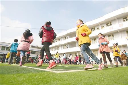 "有了碳晶墙,同学们手上都不长冻疮冰口了"