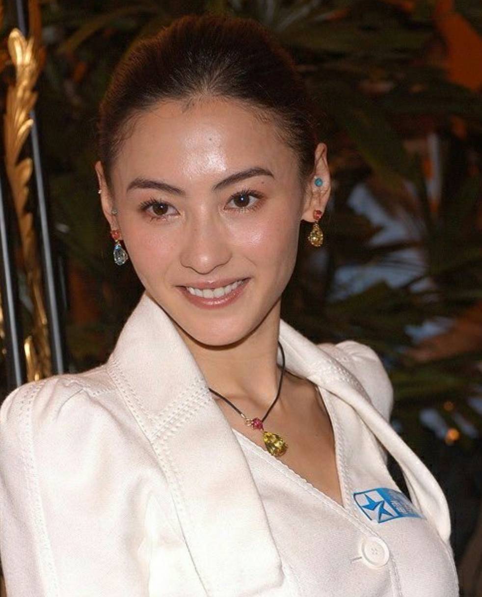 阿拉蕾眼距宽不好看这些女星胜在有气质