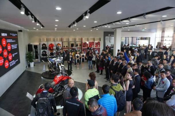 一款将近30万的摩托你买不买