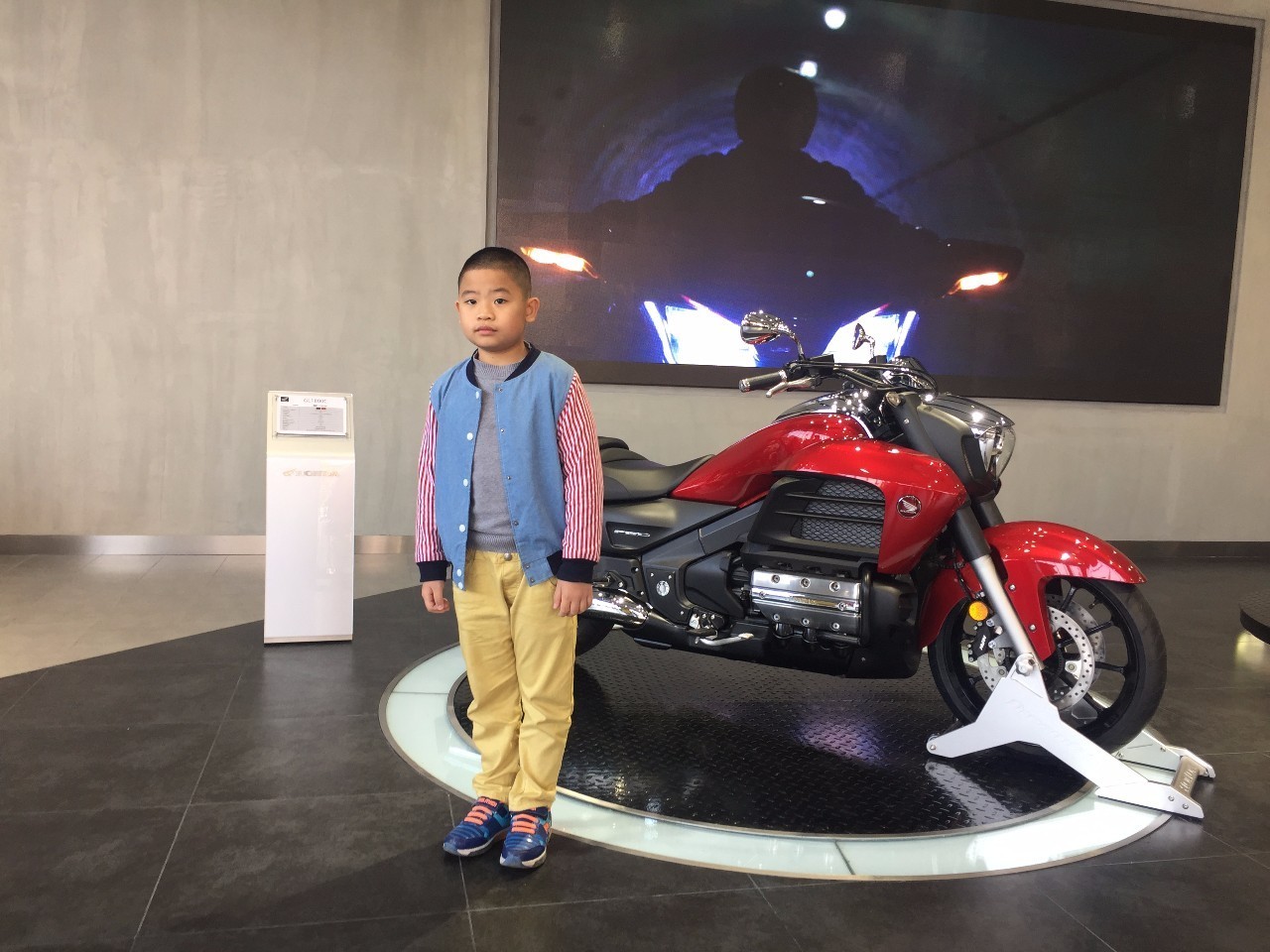 一款将近30万的摩托你买不买